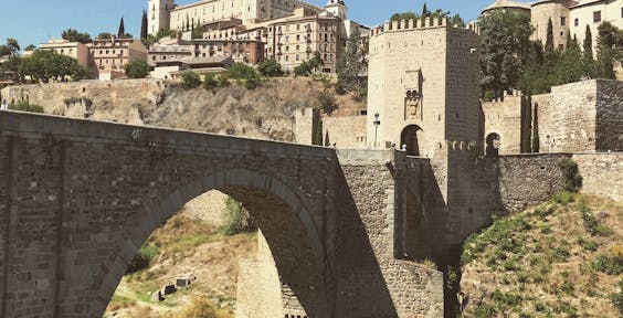 Puente de Alcantara e Puerta de Los Doce Cantos, Toledo. Espanha